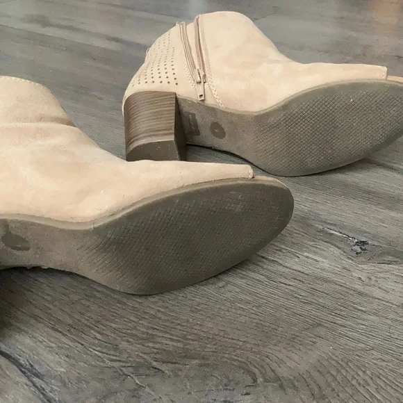 Old Navy Tan Peep Toe Zipper Close Block Heel Booties Size 9 Great Shape - Picture 8 of 8